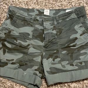 Size 6 camo GAP girlfriend shorts